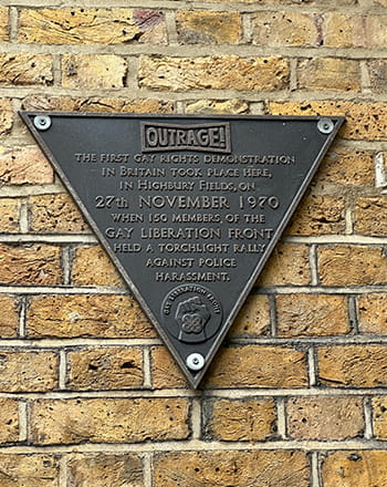 A plaque on a brick wall